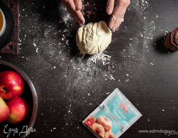 Стол подпылить мукой и выложить тесто. Теперь его нужно отбить. Просто возьмите шар в руку, поднимите над с столом и от души бросьте. Промесите, повторите. Традиционно это делают до 100 раз. Это также повышает эластичность готового теста. После того как тесто вымешано и отбито, положите его в теплое место (у меня это мультиварка, режим «Мультиповар 35°C») на 40 минут. Полученного количества теста хватит на два больших штруделя.