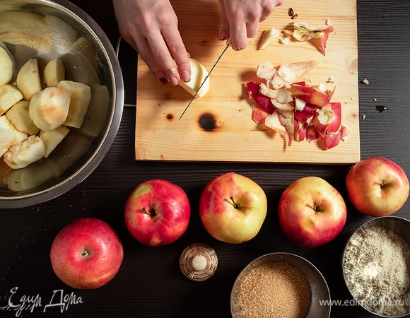 Яблоки почистите и нарежьте тонкими пластинками. Кладем к яблокам коричневый сахар, ванильный сахар, цедру и сок лимона, перемешиваем руками.