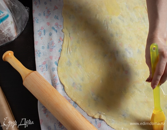 Тесто периодически обильно смазывать растопленным маслом, потому что оно очень быстро высыхает.