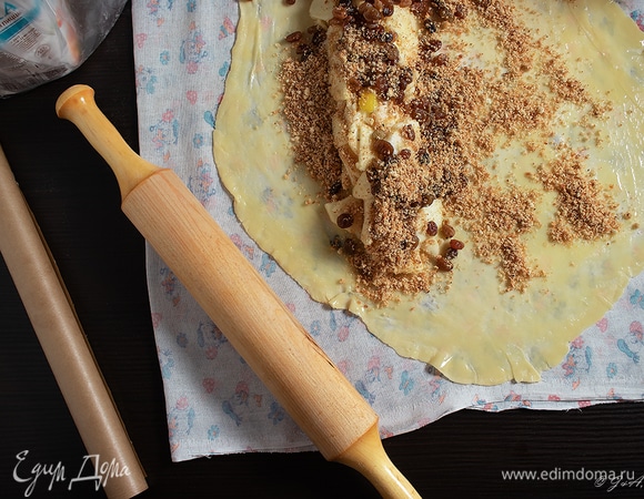 Насыпать половину жареных крошек. Сверху высыпать изюм.