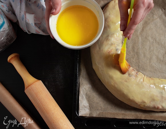 Готовый штрудель на ткани перенести на противень, покрытый пергаментом, положить швом вниз, придать форму полумесяца, смазать маслом. Поставить в нагретую до 190°C духовку до появления золотистой корочки. У меня это заняло 45 минут.