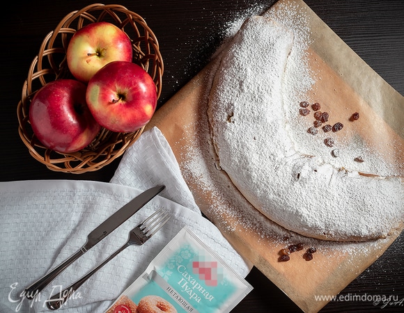 Горячий штрудель обильно посыпать сахарной пудрой.