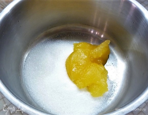 Приготовим тесто. В кастрюльке смешиваем мед и сахар.