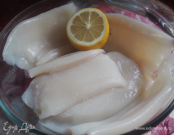 Тушки кальмара помыть и сбрызнуть лимонным соком.