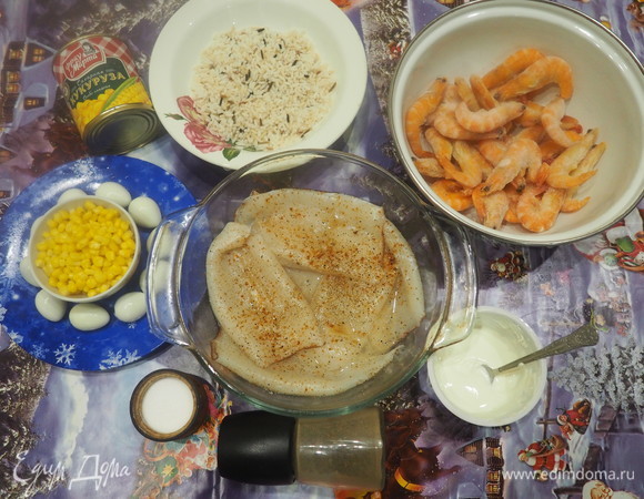 Посыпать солью и свежим молотым перцем. Яйца и креветки предварительно сварить. Рис отварить до полуготовности.