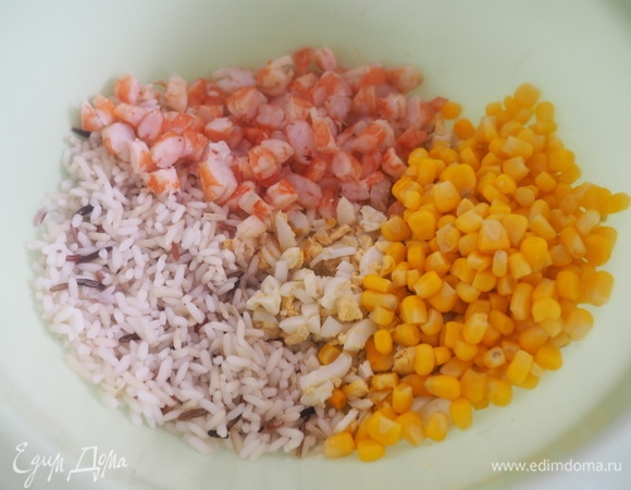 Креветки нарезать мелко. Яйца очистить и нарезать кубиком.