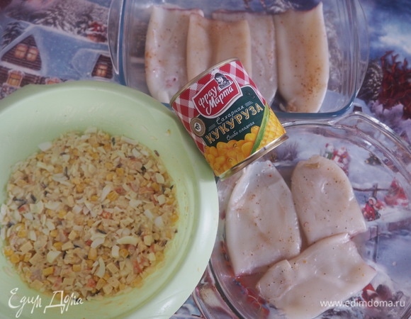 В миске смешиваем рис, креветки, кукурузу, яйца, сметану и специи.