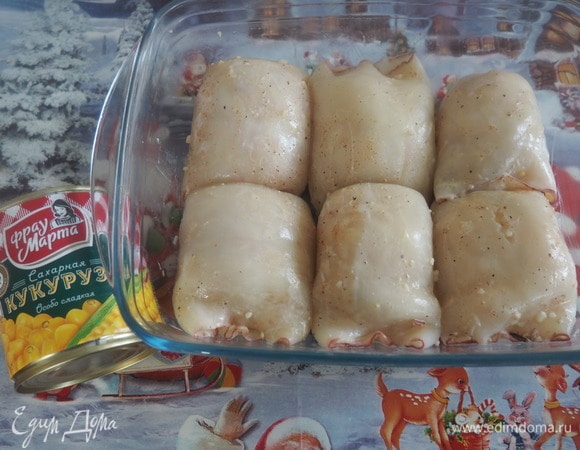 Тушки кальмара фаршируем полученной смесью и плотно укладываем в форму для запекания.