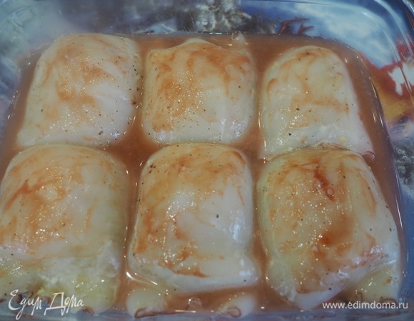 Заливаем сверху будущих хрюшек розовой подливой. Ставим в разогретую до 190°C духовку на 20 минут.