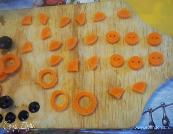 Из отварной морковки и маслин делаем «ушки», «пятачки» и «глаза».