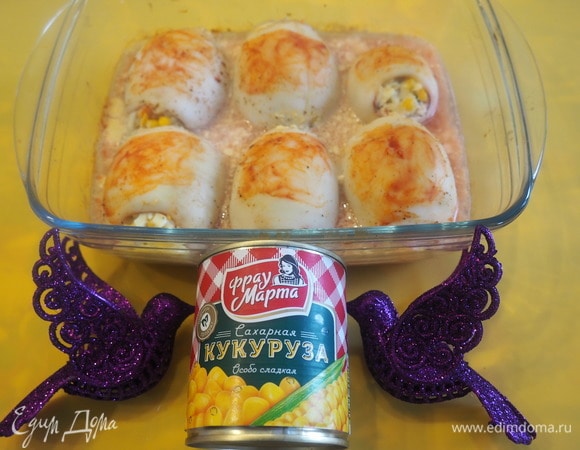 Достаем фаршированные кальмары из духовки. Даем немного остыть и украшаем на свой вкус!