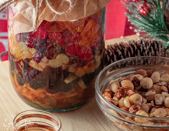 Первый этап — приготовление начинки. Все кусочки должны быть одинакового размера. Финики режем пополам, убираем косточки. Каждую половинку нарезать. Изюм берите крупный, темный и светлый. Ополосните сухофрукты теплой водой, откиньте на сито. Из корки грейпфрута я сварила цукаты, цедру одного апельсина и лимона натерла на мелкой терке. Все сложила в банку (у меня 700 г). Сок лимона, сок апельсина смешать, туда влить 100 г алкоголя крепостью 40%. У меня это настойка на травах (в ней 70°, поэтому я развела ее водой в следующей пропорции: 33 г воды на 66 г настойки). Вы можете взять ром или коньяк, что-то с сильным ароматом и вкусом (водка не подойдет). Полученным сиропом залить сухофрукты в банке. Встряхнуть и поставить в холодильник на 7 дней. Желательно не забывать встряхивать утром и вечером.