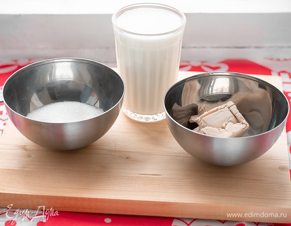 Мы приступаем к самому главному — приготовлению самого штоллена. Включить духовку на 180°C. Дрожжи смешать с ложкой сахара. Влить половину теплого молока и размешать до растворения. Опару поставить в теплое место, чтобы она стала пениться. Я делаю это в мультиварке при температуре 35°C.