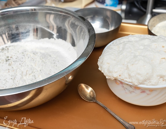 Смешайте сухие ингредиенты, добавьте в них вторую половину теплого молока и подошедшую опару. Вымешать до гладкости и однородности.