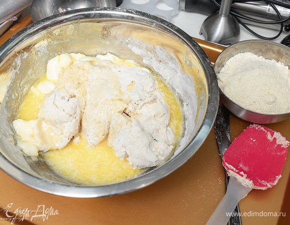 Выложить размягченное масло, смешать до полного объединения. Тесто оставить подходить на 1,5 часа в теплом месте. У меня это так же мультиварка. В процессе расстойки не забудьте обмять тесто раза два или три.