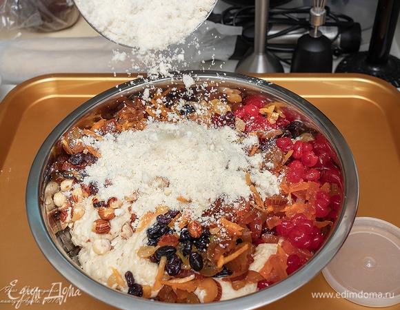 В подошедшее тесто выложить миндальную муку, начинку из банки и орехи и опять все хорошо размешать.