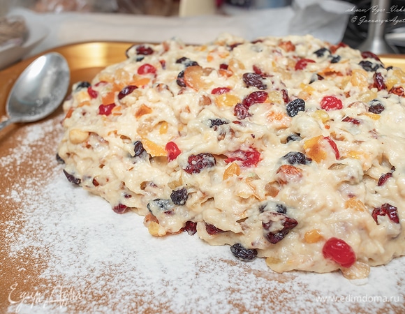 Тесто выложить на посыпанную мукой доску, немного обмять. Разделить на две части. Оно кажется жидким, но так и должно быть.