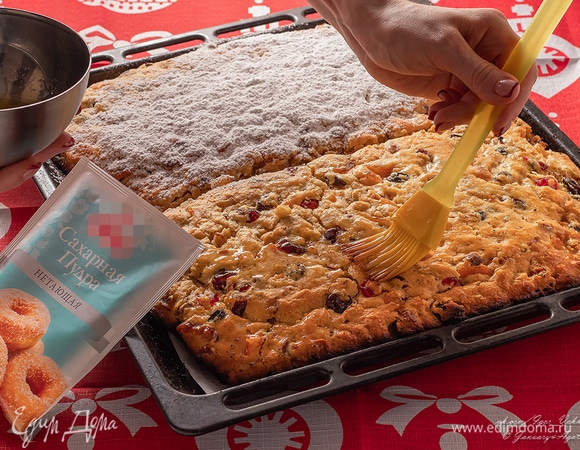 Выпекать в разогретой духовке до готовности. На первом этапе температура будет 180°C, но следите: если чувствуете, что подгорают, снизьте ее. Время выпекания — от 45 до 60 минут, проверяйте готовность шпажкой. Горячие штоллены смазать растопленным сливочным маслом.