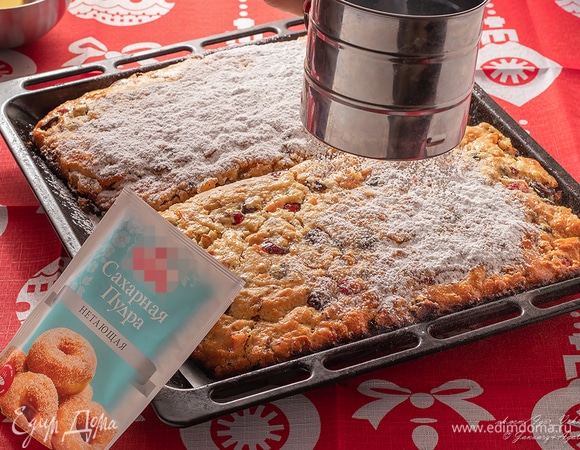 Припудрить сахарной пудрой. Дождаться, пока первый слой подсохнет и повторить операцию. В итоге получится плотная белая корочка.