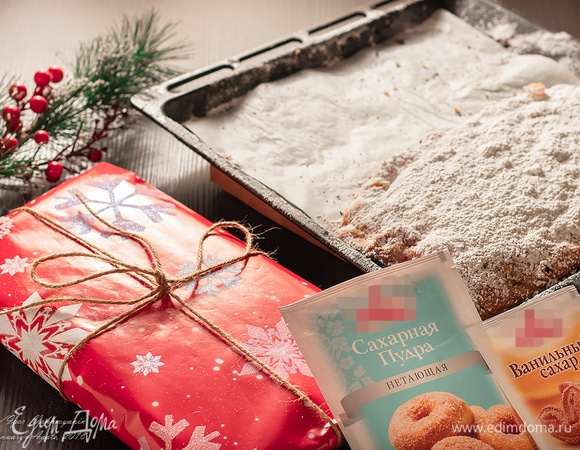 А теперь, квинтэссенция нашего терпения! Готовые припудренные штоллены плотно завернуть в пергамент. Упаковать в фольгу. И оставить на четыре недели созревать в сухом месте со стабильной температурой. У меня это буфет. Открыть 7 января в день Рождества Христова. Поверьте, это чудо, и оно стоит того, чтобы сделать его своими руками!