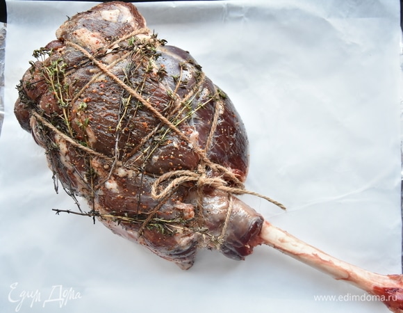 Сверху на мясо выложить веточки тимьяна или розмарина. Выложить ногу на противень. Запекать мясо в разогретой до 180–190°C духовке в течение 1 часа.
