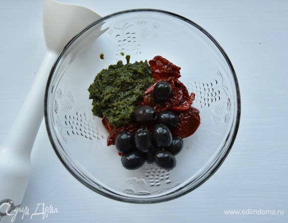 Пока запекается баранья нога, приготовить тапенаду из оливок, маслин, зелени, чеснока, оливкового масла и вяленых томатов. Измельчить все составляющие с помощью погружного блендера.