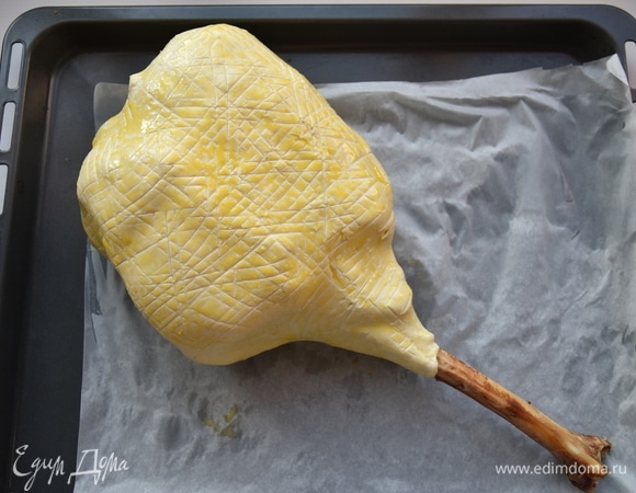 Выложить ногу на тесто и аккуратно завернуть ее. Сверху тесто смазать желтком. Поставить ногу в духовку запекаться еще 40–60 минут. Подавать блюдо горячим. Очень легко режется и быстро исчезает с тарелок.