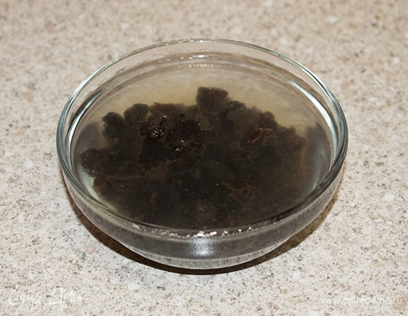 Залить изюм горячей водой на пару минут, чтобы он стал мягче.