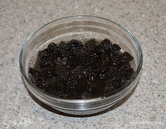 Залить изюм коньяком, накрыть крышкой и убрать в холодильник настаиваться минимум на 8 часов.