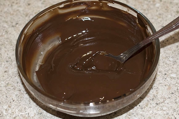 Растопить шоколад на водяной бане или в микроволновой печи.