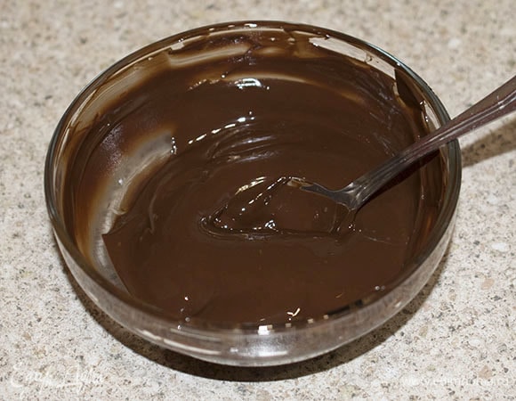 Растопить шоколад на водяной бане или в микроволновой печи.