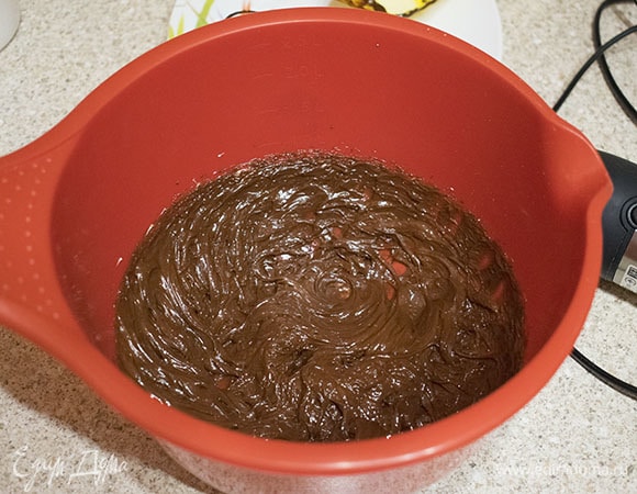 Смешать миксером шоколад и мягкое сливочное масло комнатной температуры.
