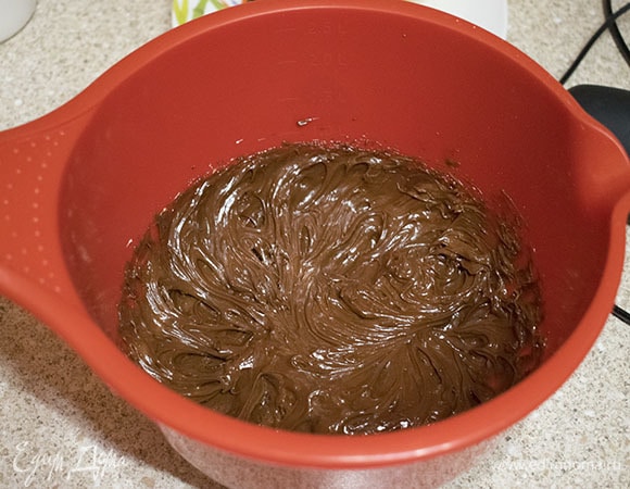 Вмешать миксером в шоколадную массу яичные желтки.