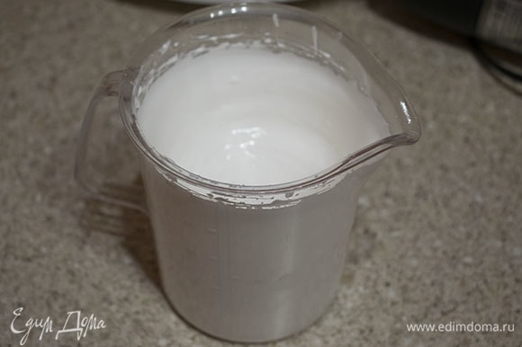 Взбить яичные белки, постепенно добавляя сахарную пудру, в густую пену.