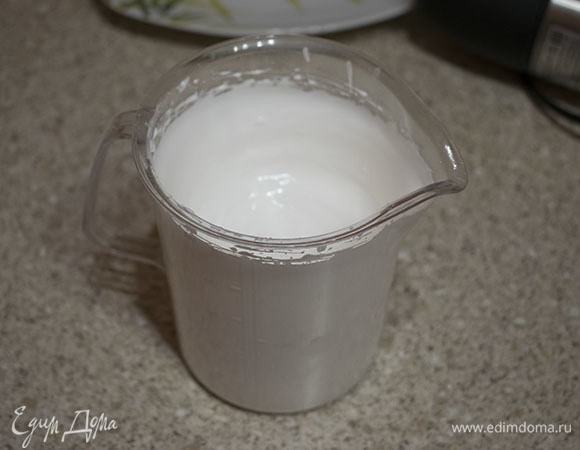 Взбить яичные белки, постепенно добавляя сахарную пудру, в густую пену.