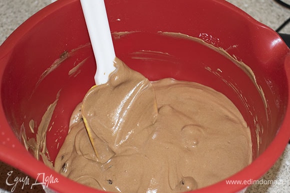 Ввести половину белков в шоколадное тесто и аккуратно перемешать, затем добавить оставшуюся часть и снова перемешать.