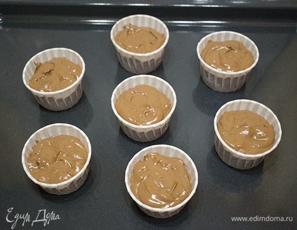 Заполнить формы для кексов примерно на 3/4.