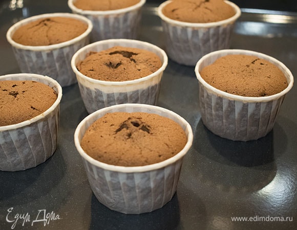 Выпекать в разогретой духовке примерно 20 минут при температуре 180°С. Готовность проверить зубочисткой.