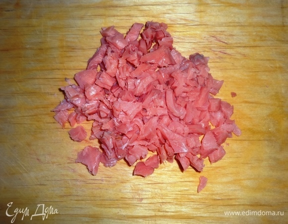 Слабосоленую кету нарезать мелкими кубиками.