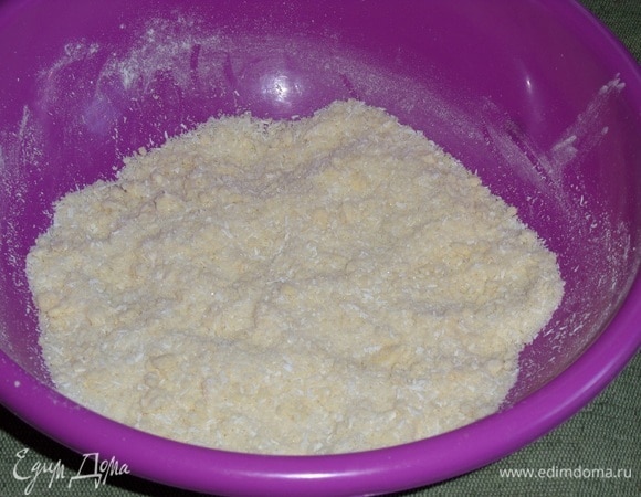 С помощью вилки (к сожалению, нет у меня чудо-машины KENWOOD, но Новый год — время чудес!) соединяем сухие ингредиенты со сливочным маслом. Получается вот такое тесто-крошка.