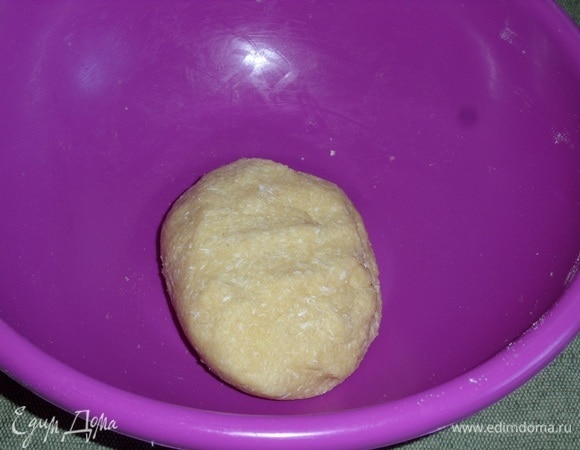 Быстро замешиваем тесто.