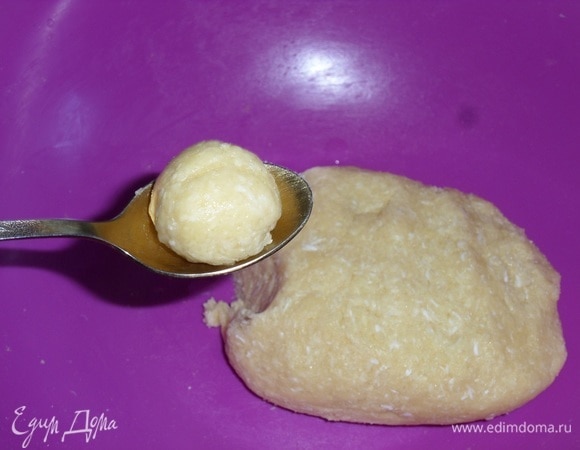 Чайной ложкой отделяем небольшие порции теста. Влажными руками придаем форму шариков.