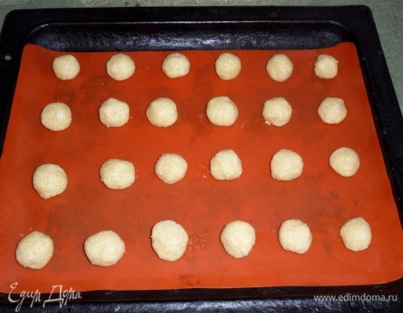 Выкладываем шарики теста на противень, застеленный пергаментом или силиконовым ковриком, соблюдая дистанцию между шариками из теста.
