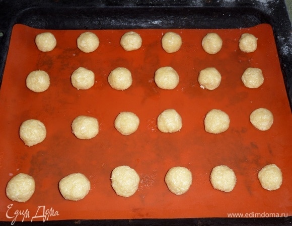 Противень с кокосовыми шариками помещаем в морозильную камеру на 15 минут.