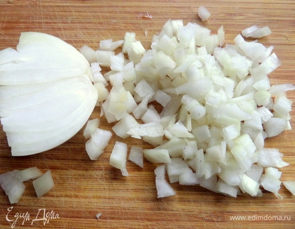 Нарезать мелко лук.