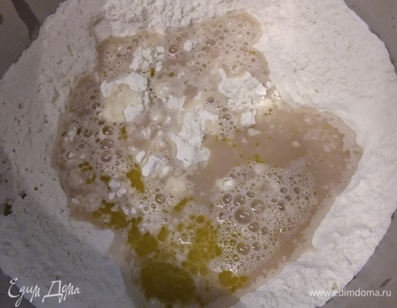 Дрожжи развести в теплой воде, добавить мед. Замешивать тесто очень удобно в кухонном комбайне. В чашу комбайна просеять оба вида муки, добавить дрожжевую воду и все остальные ингредиенты и замесить упругое, но эластичное тесто. Я заменила ржаную муку на гречневую.