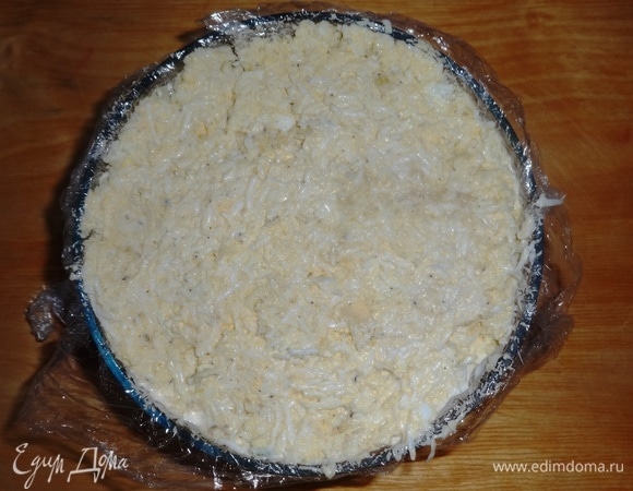 Яичную массу выложить последним слоем в форму, немного утрамбовать.