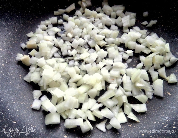 Высыпать лук в сковороду с небольшим количеством масла.