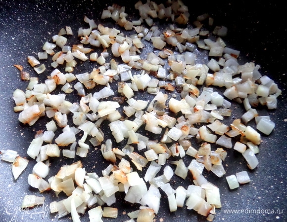 Слегка обжарить.