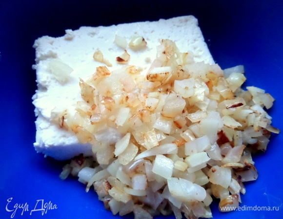 Пересыпать к творогу.